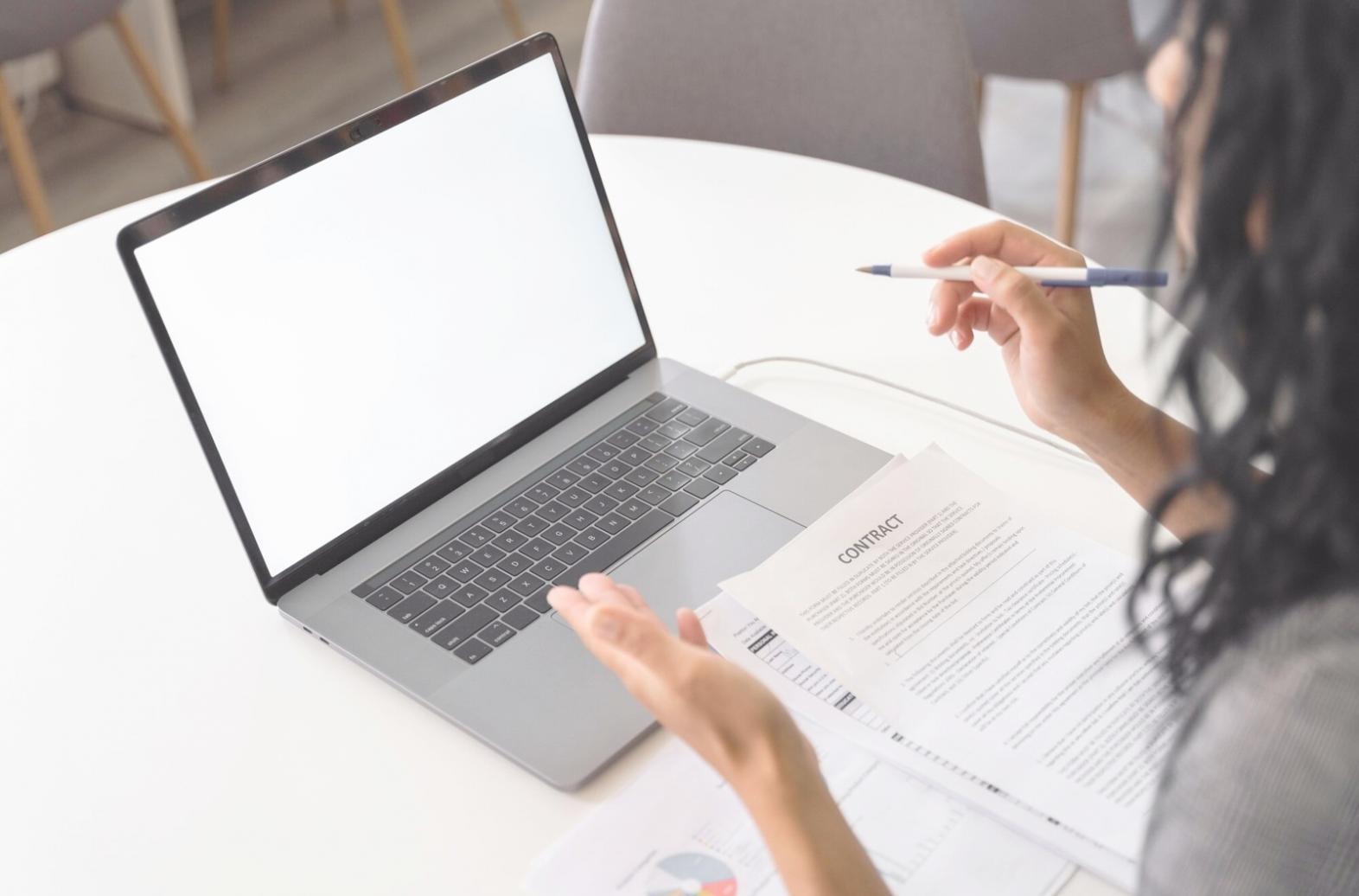 Modernes Büro mit Finanzplanungsunterlagen und Analysedokumenten